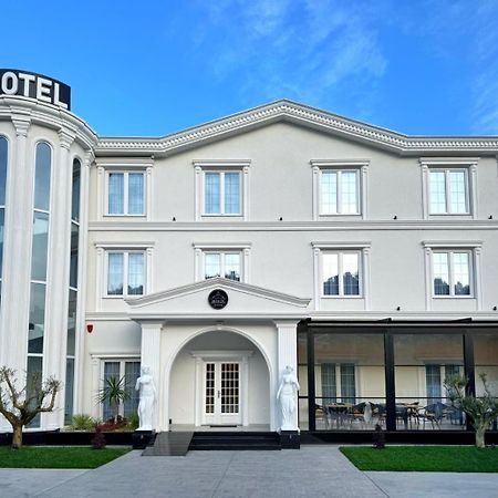 Reign Hotel Vorë Exteriör bild