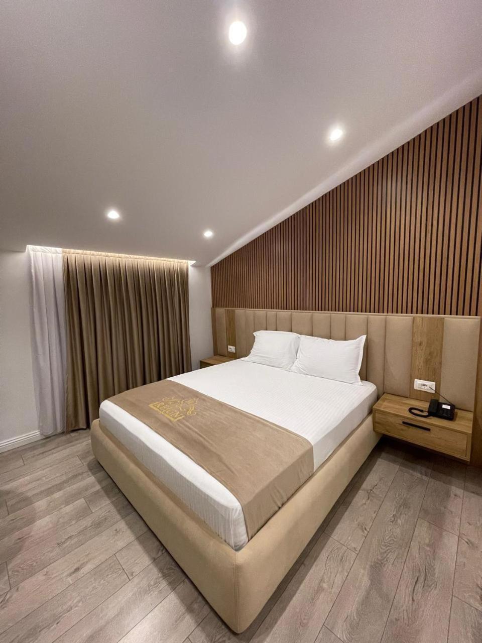 Reign Hotel Vorë Exteriör bild