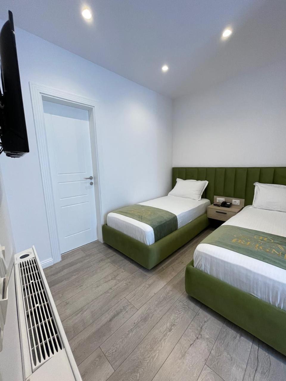 Reign Hotel Vorë Exteriör bild