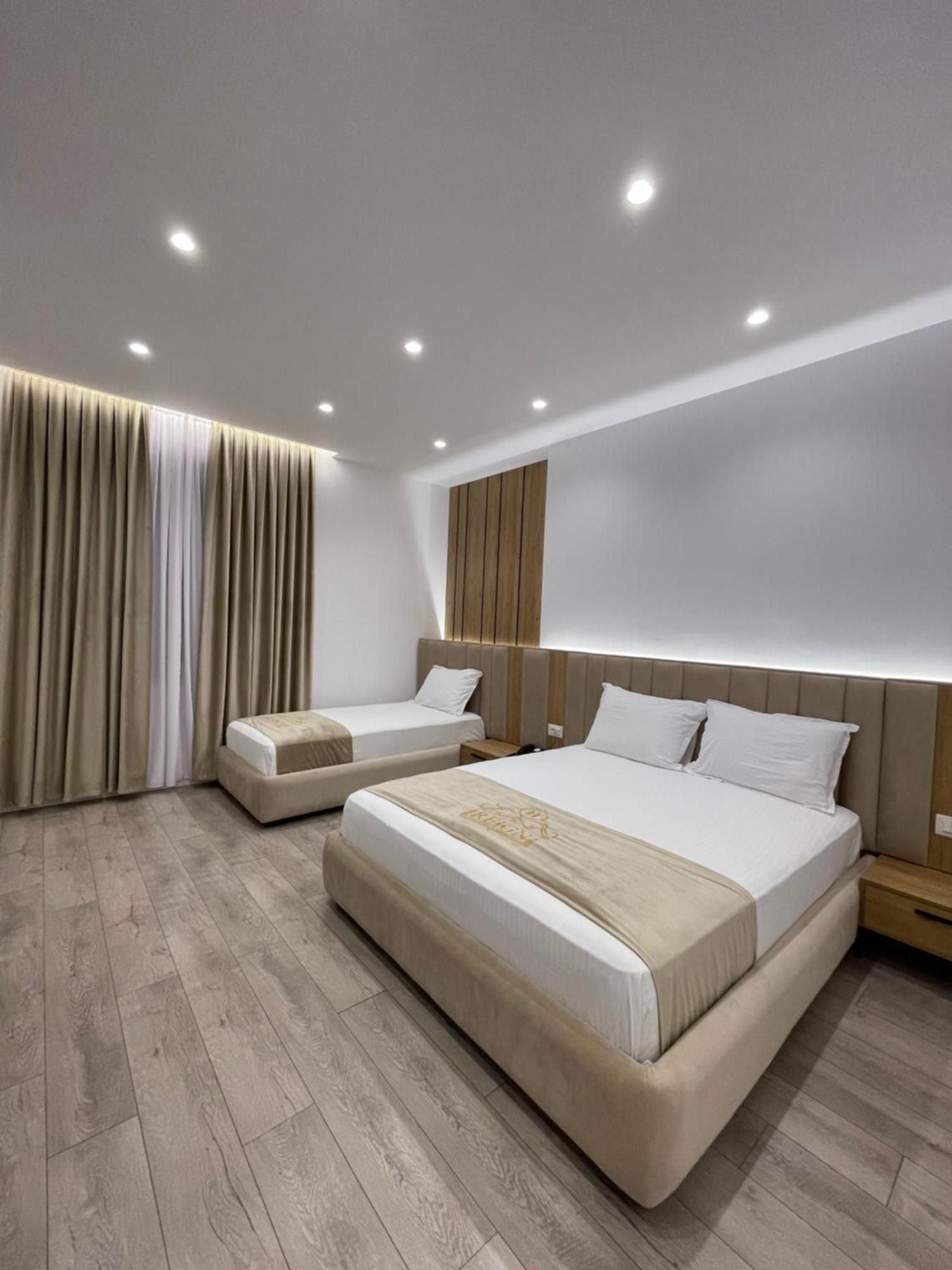 Reign Hotel Vorë Exteriör bild