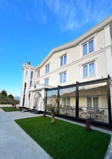 Reign Hotel Vorë Exteriör bild