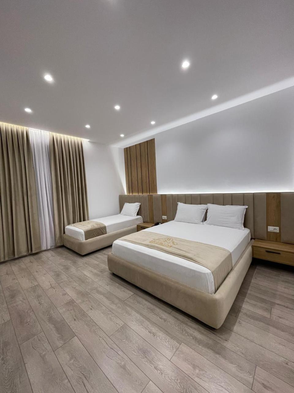 Reign Hotel Vorë Exteriör bild