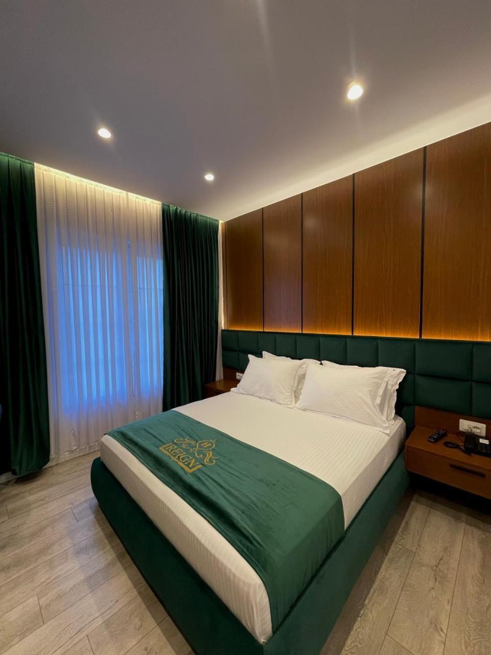 Reign Hotel Vorë Exteriör bild