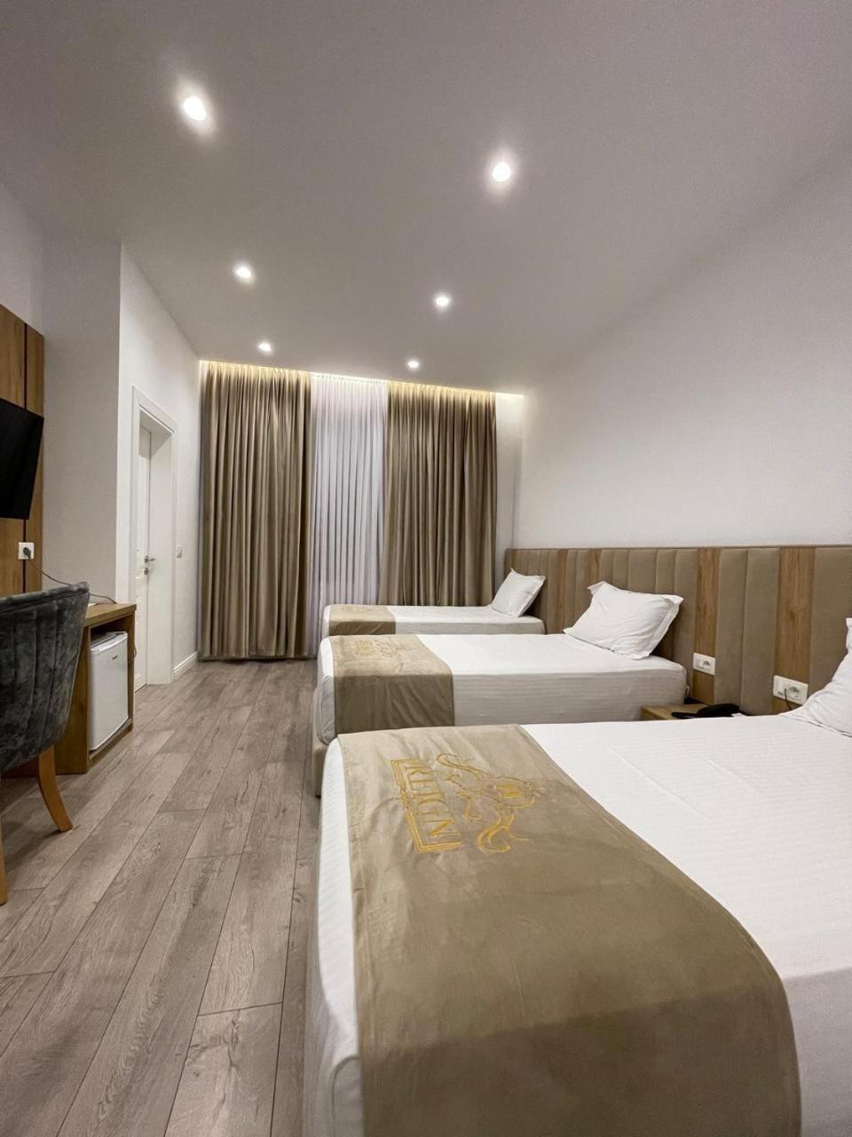 Reign Hotel Vorë Exteriör bild