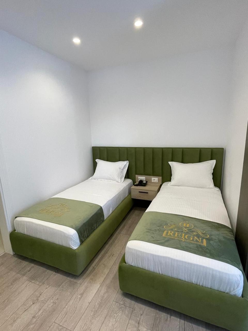 Reign Hotel Vorë Exteriör bild