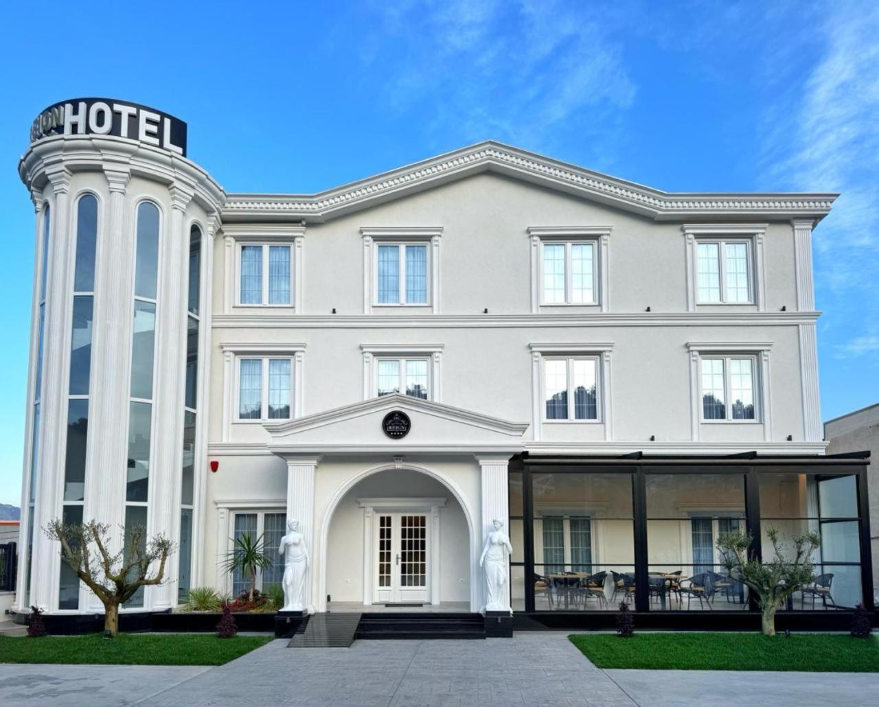 Reign Hotel Vorë Exteriör bild