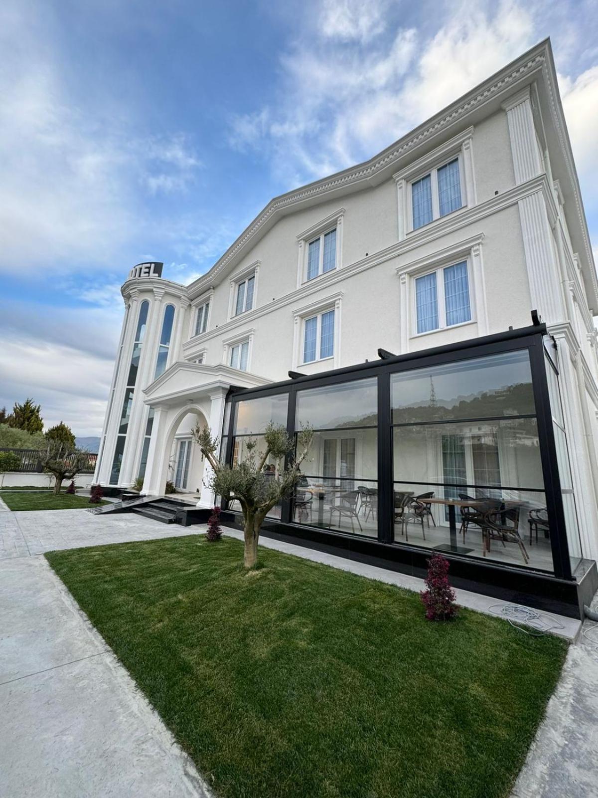 Reign Hotel Vorë Exteriör bild
